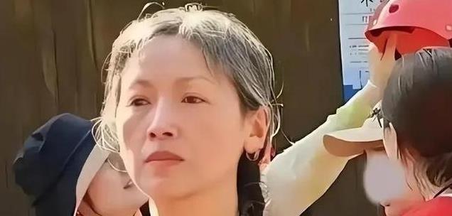 56岁吴倩莲街头偶遇，满头白发穿汗衫显沧桑，真实美感反而更动人