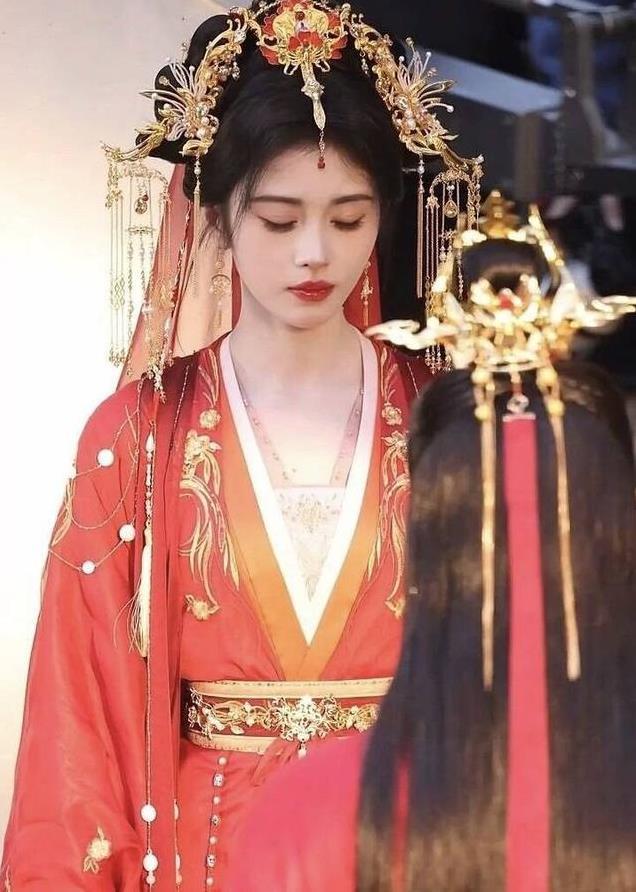 《万花世界》阵容揭晓!鞠婧祎联手赵一龙,男主颜值成焦点!