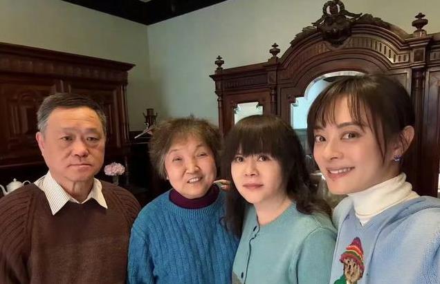 孙俪晒婴儿照温馨回忆，母女同框似姐妹，儿子长大与她“撞脸”
