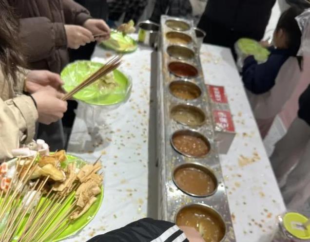山西1块钱5串沾串，外地人惊呆了！吃法粗犷，卫生真没问题？