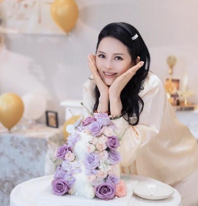 伊能静57岁生日惊艳亮相：穿公主裙与少女无差，秦昊娶对人了！