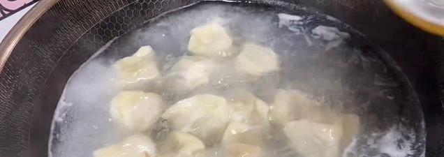饺子冻成一坨不必愁，教你盐水解冻法，分离不破皮，口感更佳