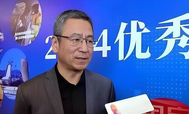 白岩松的成长传奇:从草原少年到央视一哥,背后付出的心酸与坚持_新闻看看