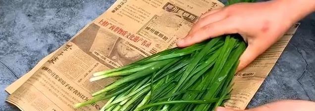 韭菜放冰箱会烂？教你两招，保存10天依然鲜嫩，轻松不浪费！