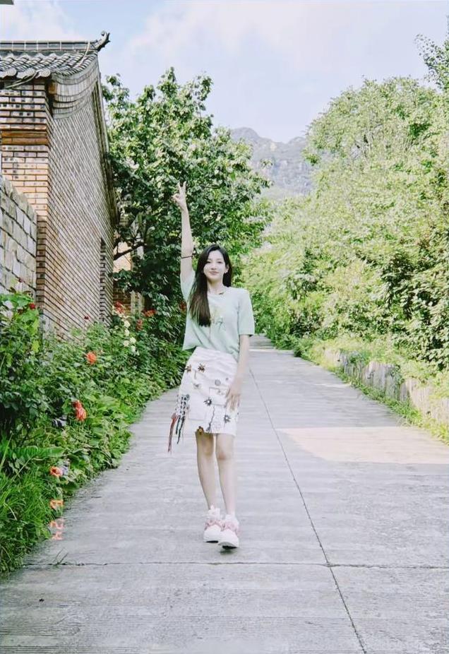 马凡舒：优雅与智慧并存，控场能力惊艳，未来主持界的璀璨之星
