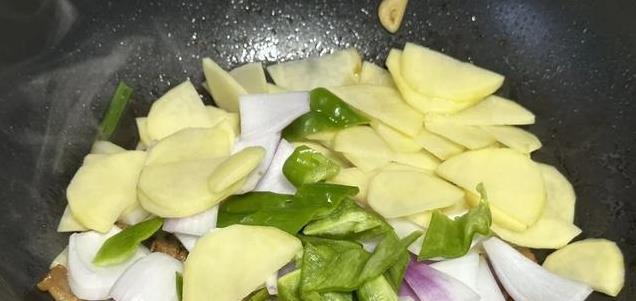 春天食欲不振？这道五花肉炒杂蔬，4种蔬菜融合，鲜香扑鼻！