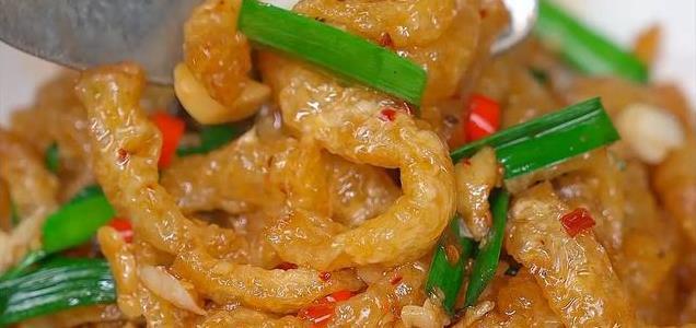 猪皮这样炒Q弹又入味，搭配洋葱辣椒超下饭，学会这招家人都夸香