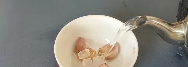 苹果加大蒜蒸一蒸，竟能缓解感冒？老一辈的“神奇”土方法