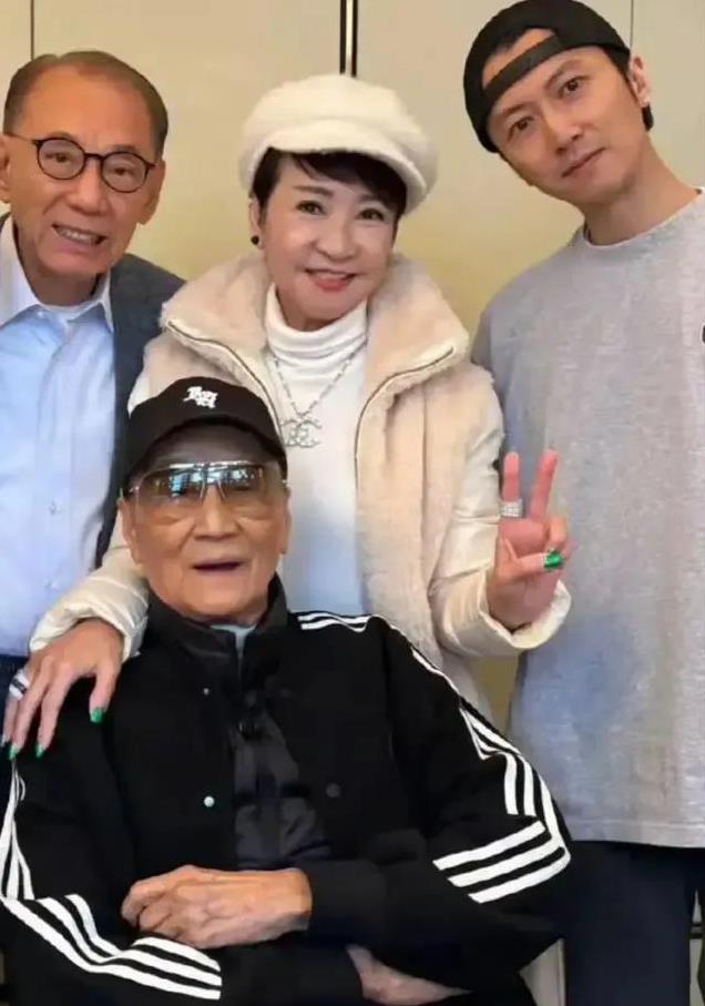 谢贤哽咽落泪：为何谈到谢霆锋，他竟说出人生最大遗憾？