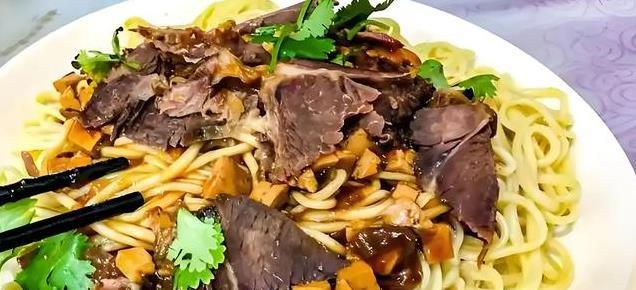 敦煌驴肉黄面，炖煮技巧大揭秘！如何做出最地道的西北风味？