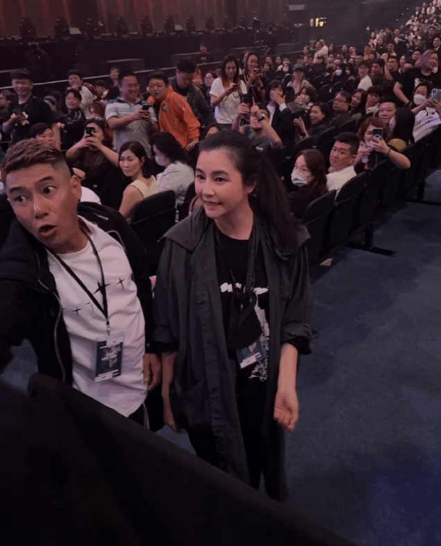 蒙嘉慧现身老公郑伊健演唱会，用日语与观众互动引热议，被质疑忘本