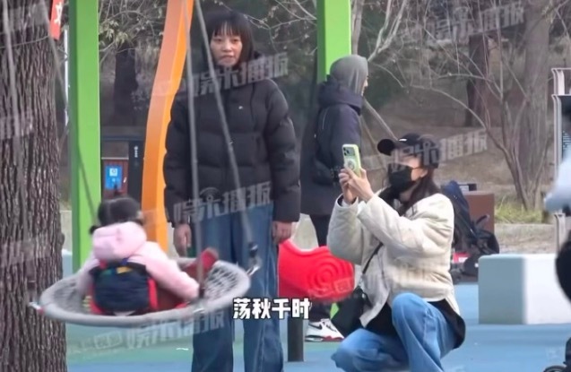 王鸥拍女儿荡秋千 生父身份引热议