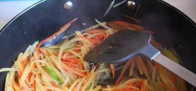 孩子近视家长急，胡萝卜护眼有奇效，你家吃对了吗？