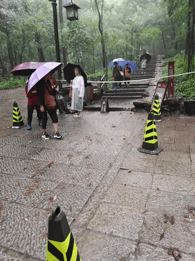 杭州灵隐寺遭遇暴雨袭击 寺庙周边水流泛滥成灾