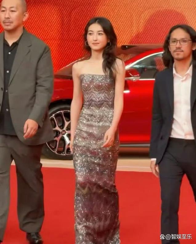 张子枫踩20cm高跟鞋亮相上影节 身材娇小演技佳