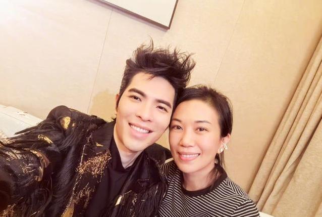 萧敬腾低调吃铁板烧,林有慧紧搂不放手,14岁年龄差咋这么甜?