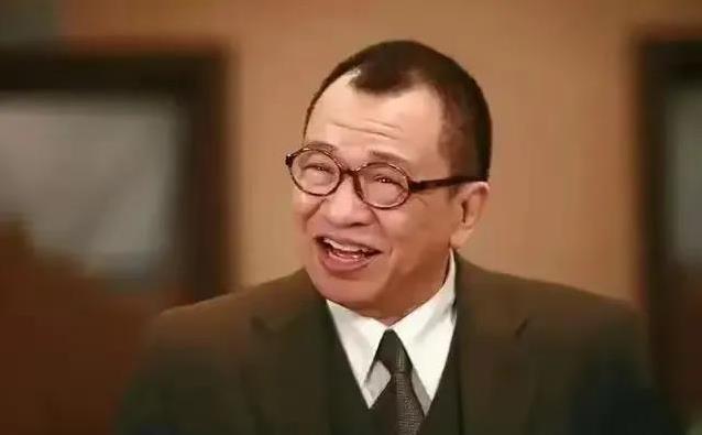 76岁许绍雄广州街头吃肠粉,女儿形影不离,幸福生活藏何秘诀?