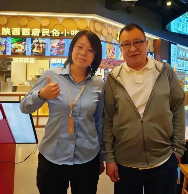 76岁许绍雄广州街头吃肠粉,女儿形影不离,幸福生活藏何秘诀?