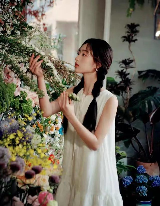 邓恩熙20岁写真刷屏，少女变女神惊艳众人，她凭什么圈粉无数？