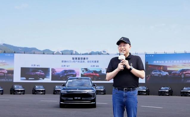 问界M8交付火爆4.4万单，用户工厂验收惊叹，智能座舱秒变家