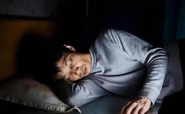 痛风年轻化害人不浅！医生提醒：3种食物别碰，2习惯要改