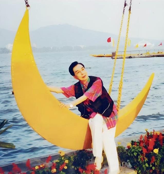 从化工厂到金鹰视帝，70岁还在拍戏，他为何不生自己的孩子？