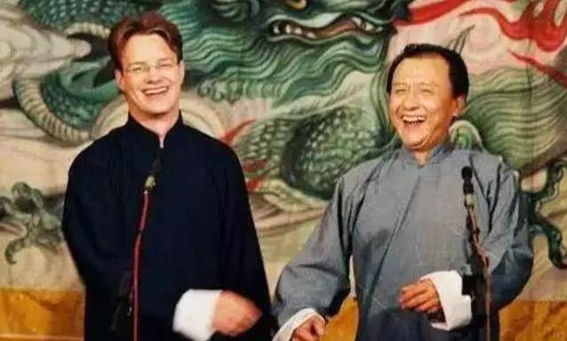 外国人说相声火遍中国，姜昆收他为徒，60岁还在舞台发光