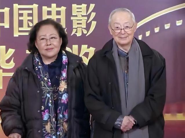 斯琴高娃75岁坐飞机被围观，摘眼镜露真容，她回国是要接新戏？