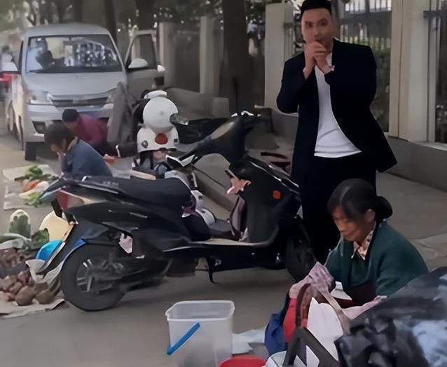 “军旅一哥”街边卖鱼，事业低谷陪妈摆摊，真孝顺还是另有隐情？