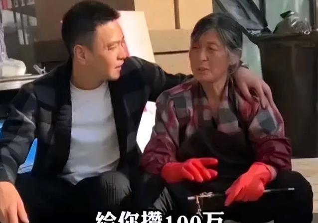 “军旅一哥”街边卖鱼，事业低谷陪妈摆摊，真孝顺还是另有隐情？