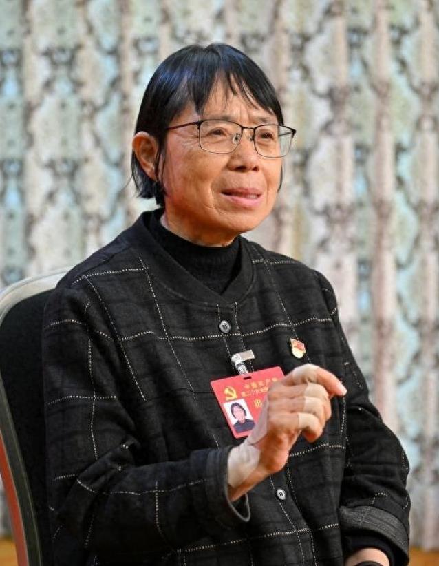 她走11万公里家访，1800女孩考上大学，张桂梅凭啥感动中国？