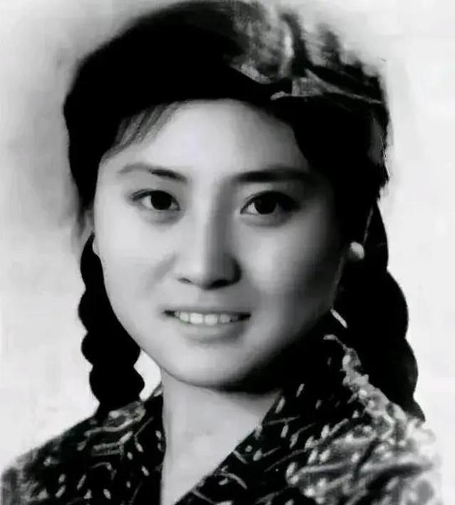 她轮椅上掏出皱钞票，却震慑全场？