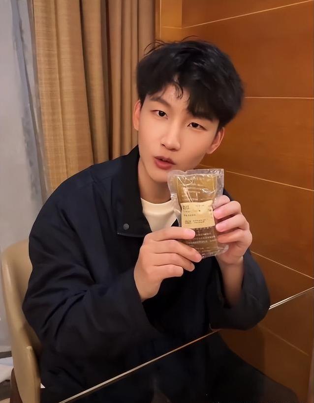 刘筱亭vlog帅翻全网,潮造型秒杀小鲜肉,粉丝评论炸了锅?