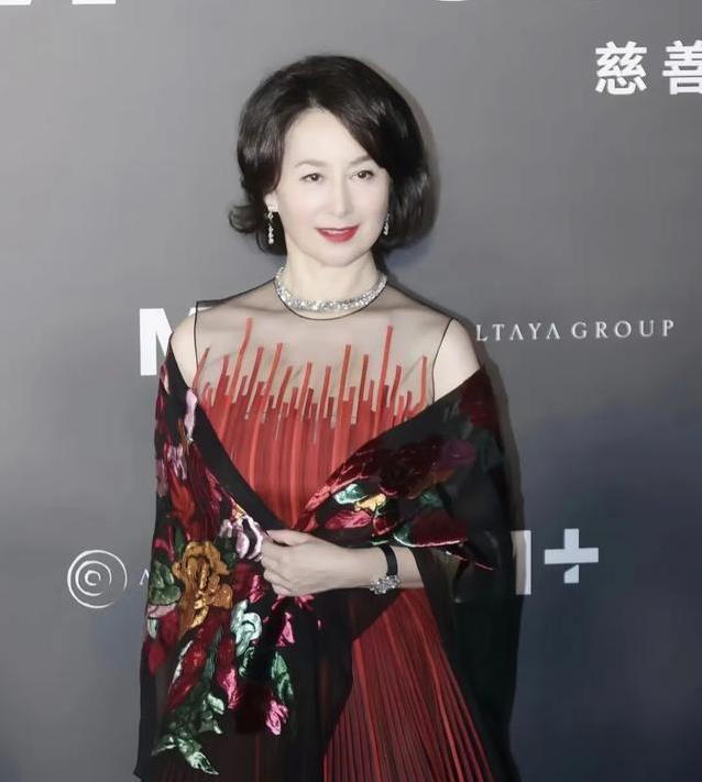 62岁何超琼夜聚干女儿，餐厅笑声不断，礼物T恤让她笑开花？