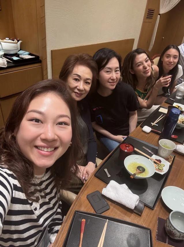 62岁何超琼夜聚干女儿，餐厅笑声不断，礼物T恤让她笑开花？