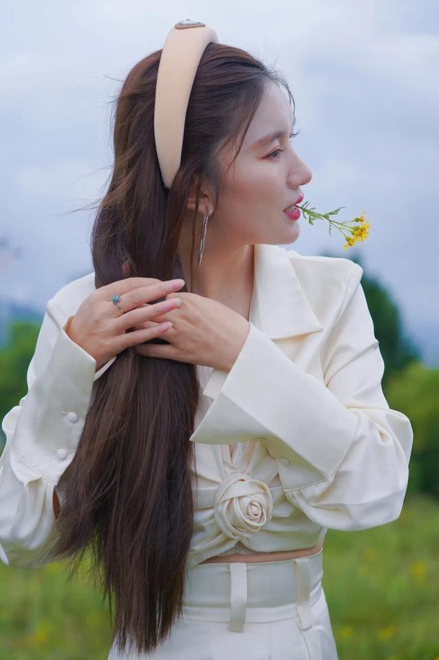 藏族新星露丹卓玛一曲火爆全网，高原春光藏何秘密？