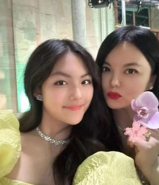 李湘带女挤进皇室晚宴，讨好王后却被白眼，4条动态引热议