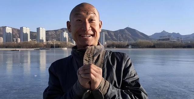 千万粉丝追捧，他却守着破砖房，钱真的买不到他的坚持？