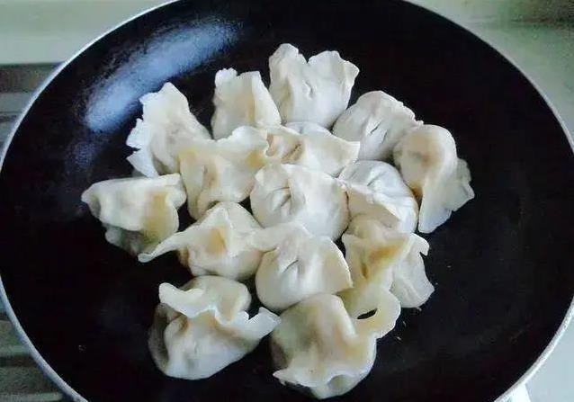 冰冻水饺秒变酥脆煎饺，3步搞定，厨房小白都夸好吃