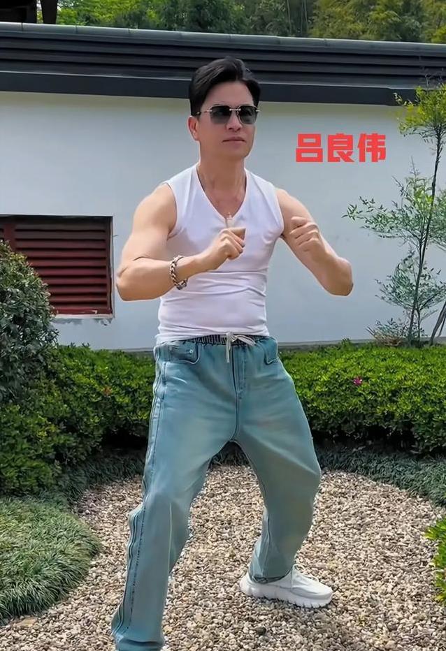 70岁发哥爬山汗流浃背，岁月催人老，活力却不输年轻人？
