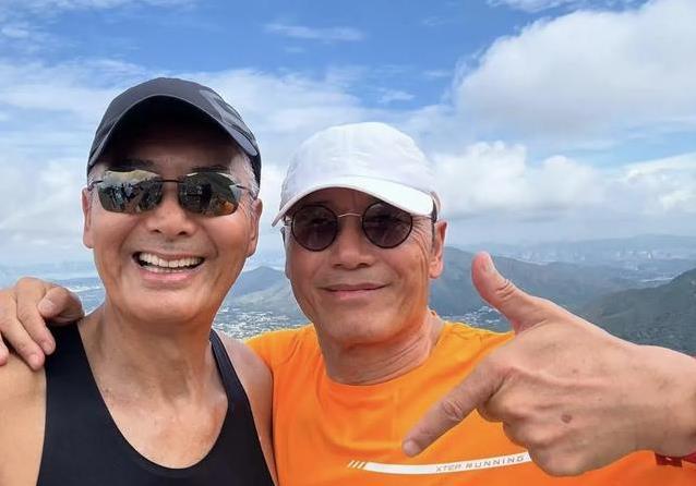70岁发哥爬山汗流浃背，岁月催人老，活力却不输年轻人？