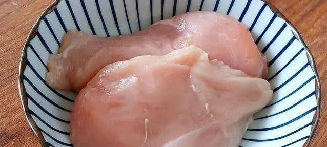 鸡胸肉秒变下饭神器，蚝油青椒鸡柳香到爆，学会后家人抢着吃
