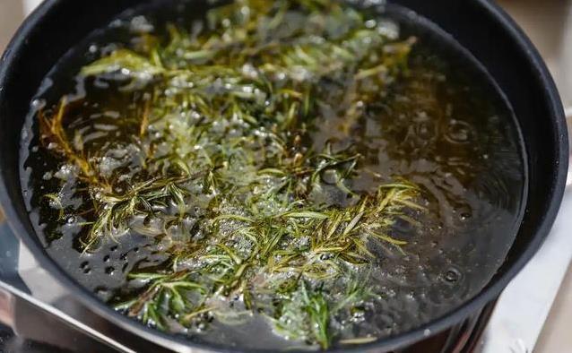 夏天头油痒得烦？试试艾叶洗头，效果让你大吃一惊！