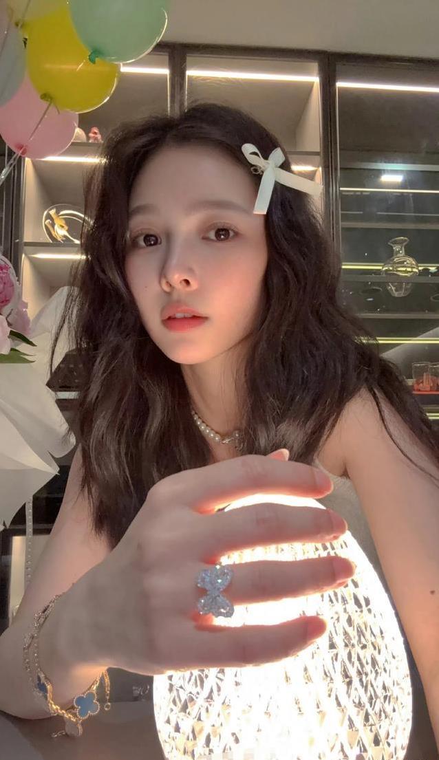 37岁王灿生日美照惊艳全网，杜淳爱妻状态逆龄，她有何幸福秘诀？