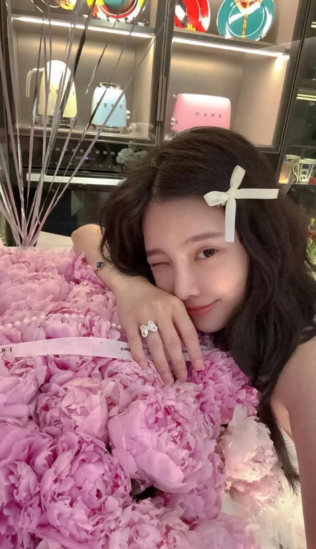 37岁王灿生日美照惊艳全网，杜淳爱妻状态逆龄，她有何幸福秘诀？