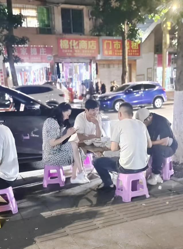 郭晓东程莉莎四川夜宵，路边吃串接地气，18年婚姻甜到心动？