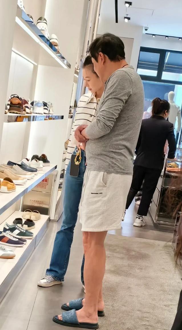 范志毅55岁生活甜如蜜，三婚老婆美若姐妹，8岁女儿颜值爆表？