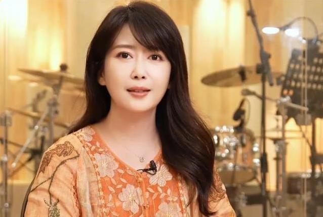 56岁孟庭苇独自美丽,离婚风波后活出自我,儿子18岁帅到炸