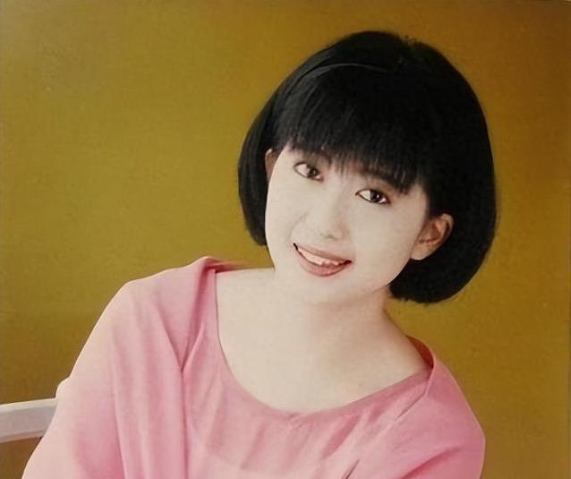 56岁孟庭苇独自美丽,离婚风波后活出自我,儿子18岁帅到炸