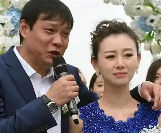 范志毅55岁生活甜如蜜，三婚老婆美若姐妹，8岁女儿颜值爆表？